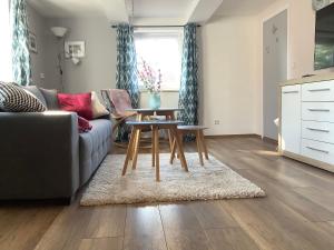 a living room with a couch and a table at Ferienwohnung in Bodensee, Niedersachsen, Harz in Bodensee