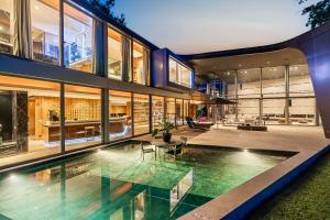 Bazén v ubytování Villa Les Tourelles A Luxurious Retreat in Geneva by Guestlee nebo v jeho okolí