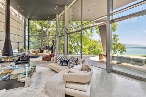 Posezení v ubytování Villa Les Tourelles A Luxurious Retreat in Geneva by Guestlee