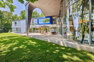Zahrada ubytování Villa Les Tourelles A Luxurious Retreat in Geneva by Guestlee