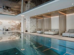 una piscina in una casa con soggiorno di Grand Elisabeth a Bad Ischl