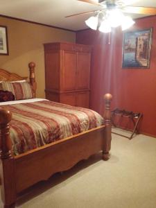 Postel nebo postele na pokoji v ubytování A Hyde Away Inn B&B