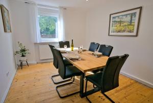 a dining room with a wooden table and chairs at FeWo Römerweg in Neustadt an der Weinstraße