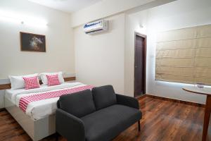 LingampalliOpen Hotel by Olive - Buzz Studio的带床和椅子的卧室