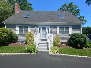 Sagamore BeachにあるBig Little Beach Houseの白いドアとポーチのある家