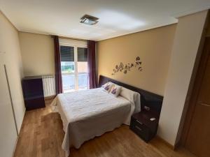 una camera da letto con un letto e una finestra di VT Miranda a Olite