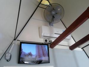 ニパ ゲストハウス パンコールにあるテレビまたはエンターテインメントセンター