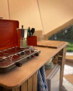 哈泽斯沃德多普Voedselbos Camping Koperwiek的厨房柜台配有炉灶上的搅拌机