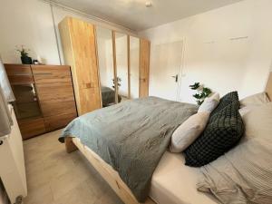 Un dormitorio con una cama con almohadas encima. en Apartment Moritz, en Bad Mitterndorf