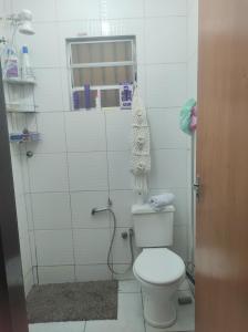 巴西利亚Quarto em casa de Família- Riacho的带白色马桶和窗户的浴室 更多38张照片