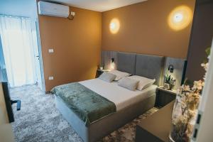 Postel nebo postele na pokoji v ubytování Grey Residence + 109 fotografií