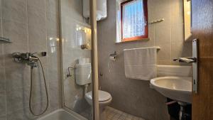 Et badeværelse på Sea View Danijela 2-4 pax + 28 billeder