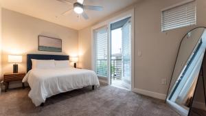 Postel nebo postele na pokoji v ubytování Flora in Austin