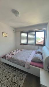 Cama grande en habitación con 2 ventanas en Apartman Love, en Travnik 11 fotos más