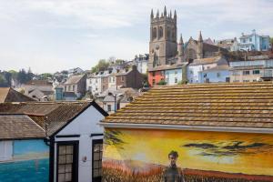 ブリクサムにあるNelson's Quarters- Harbour & High Streetの建物の側面に描かれた街の絵