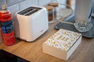 ブリクサムにあるNelson's Quarters- Harbour & High Streetのキッチンカウンター(トースター、箱付)