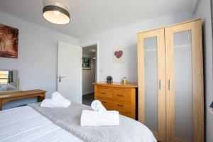 ブリクサムにあるNelson's Quarters- Harbour & High Streetのベッドルーム1室(ベッド1台、白いタオル2枚付) +28枚の写真