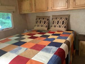 Postel nebo postele na pokoji v ubytování Glamping im Wald