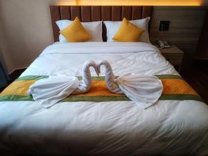 Letto o letti in una camera di Sinamangal Airport Hotel