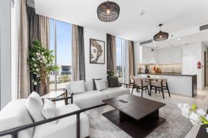ein Wohnzimmer mit Sofa und Tisch in der Unterkunft Luxurious 1 BR in District One Beach Access in Dubai