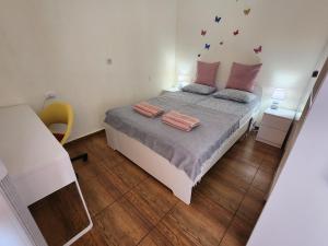 a bedroom with a large bed with pink pillows at Casa de Mariposas in Costa Del Silencio +31 photos