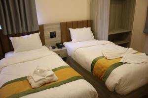 Letto o letti in una camera di Sinamangal Airport Hotel