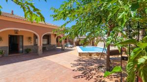 an exterior view of a house with a swimming pool at Villa Ortega Alba Alcalá La Real by Ruralidays in Alcalá la Real