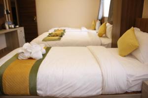Letto o letti in una camera di Sinamangal Airport Hotel