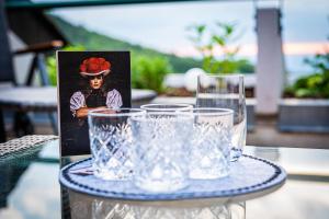a table with glasses and a picture of a woman at Natur tanken im Schwarzwald in Sasbachwalden