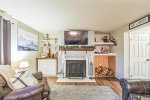 un soggiorno con camino e TV di Hedges 7J - Comfortable Mountain Retreat a North Creek