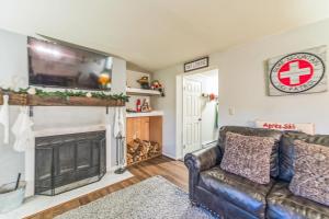 un soggiorno con divano e camino di Hedges 7J - Comfortable Mountain Retreat a North Creek Altre 22 foto