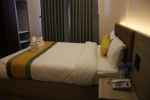 Letto o letti in una camera di Sinamangal Airport Hotel