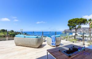 un patio con vista al mar en Exquisite Luxury Villa, en La Herradura