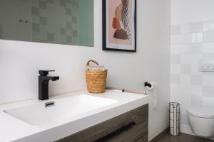 bagno con lavandino bianco e servizi igienici di Wachaulodge a Weissenkirchen in der Wachau