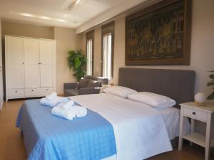 a bedroom with two towels on a bed at Peaceful Maisonette near Rafina in Pikérmion