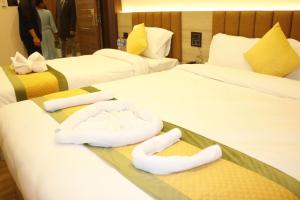 Letto o letti in una camera di Sinamangal Airport Hotel