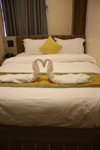 Letto o letti in una camera di Sinamangal Airport Hotel