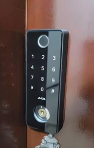 a remote control is attached to a wall at AP101 - Amplo AP no centro c/ AC in São Miguel dʼOeste