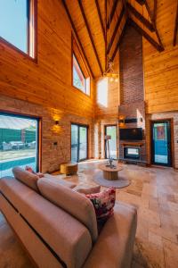 ein großes Wohnzimmer mit Sofa und Kamin in der Unterkunft Vadi Resort in Korfez