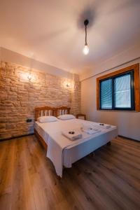 ein Schlafzimmer mit einem großen Bett in einer Ziegelwand in der Unterkunft Vadi Resort in Korfez