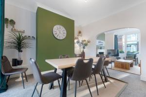 Istumisnurk majutusasutuses Spacious 4BR on Leafield Rd