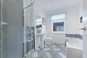 Vannituba majutusasutuses Spacious 4BR on Leafield Rd