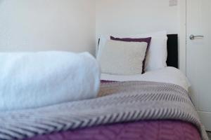 Voodi või voodid majutusasutuse Spacious 4BR on Leafield Rd toas