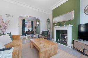 Televiisor ja/või meelelahutuskeskus majutusasutuses Spacious 4BR on Leafield Rd