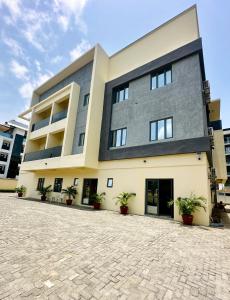 Un edificio con plantas en macetas en frente de él. en Gemmes Apartment, en Lekki
