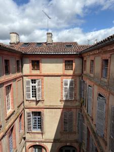 an old building with windows and a roof at "Le Dix", emplacement exceptionnel, parking inclus in Montauban