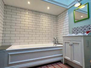 ein Badezimmer mit Badewanne und Waschbecken in der Unterkunft The West Wing - Bride Valley - Jurassic Coast in Long Bredy + 23 Fotos