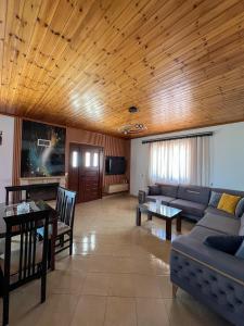 TV a/nebo společenská místnost v ubytování Serenity Apartments Ksamil + 23 fotografií