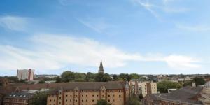 vistas a una ciudad con edificios y una iglesia en For Student Only Canvas Glasgow, en Glasgow