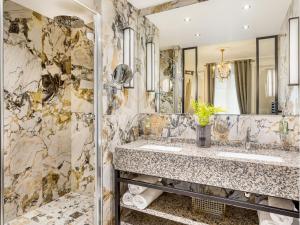 Merveil - Signature Suite - Louvre - Victoria في باريس: حمام به مغسلتين ومرآة +30 صورة